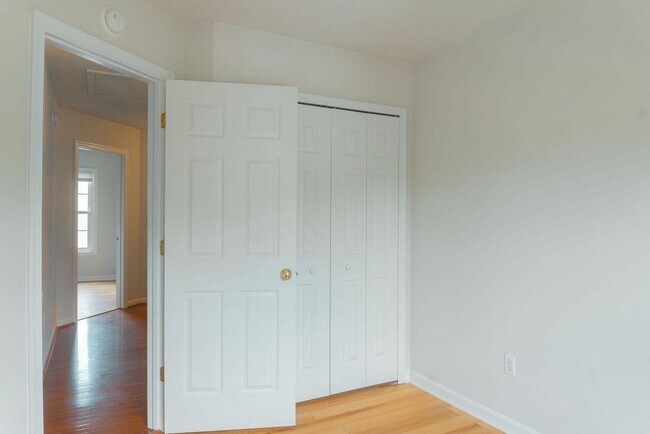 Building Photo - 9836 Plaza View Way