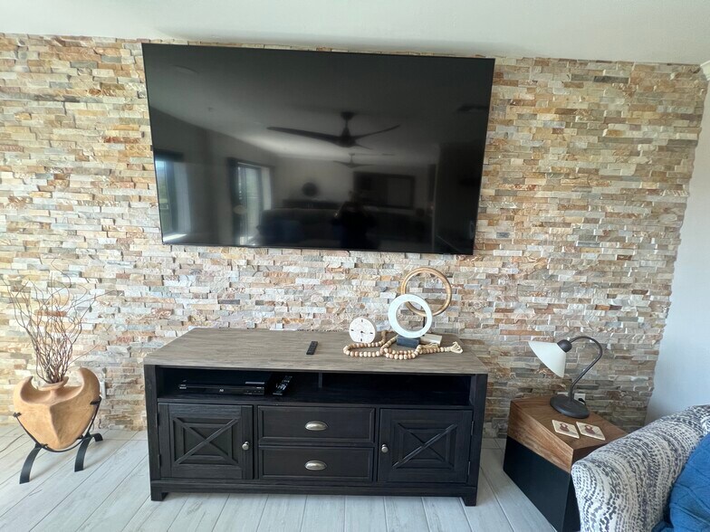 XLARGE SMART TV - 777 Harrah Way