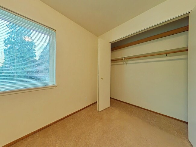 Building Photo - 2 Bedroom Apartment ~ Close to Campus ~ Ca...