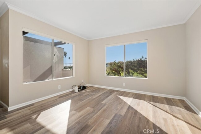 Building Photo - 707 Calle Los Olivos