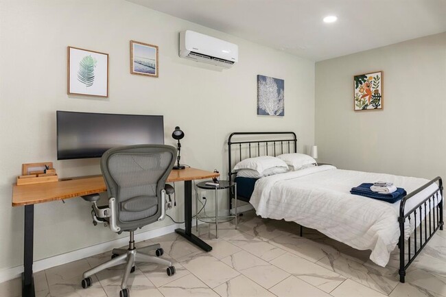 Building Photo - 1707 Deerfield Dr