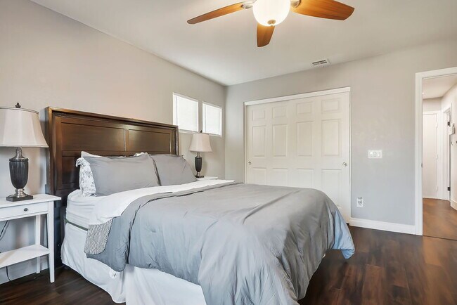 Building Photo - "Spacious 4-Bed Oasis with Outdoor Kitchen & Hardwood Elegance in North Las Vegas!"