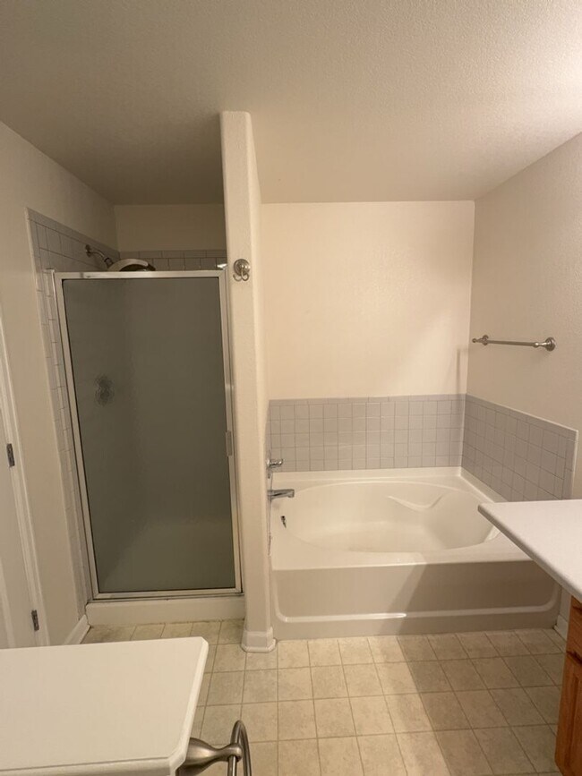 Building Photo - Spacious 2 Bed, 2 Bath Condo
