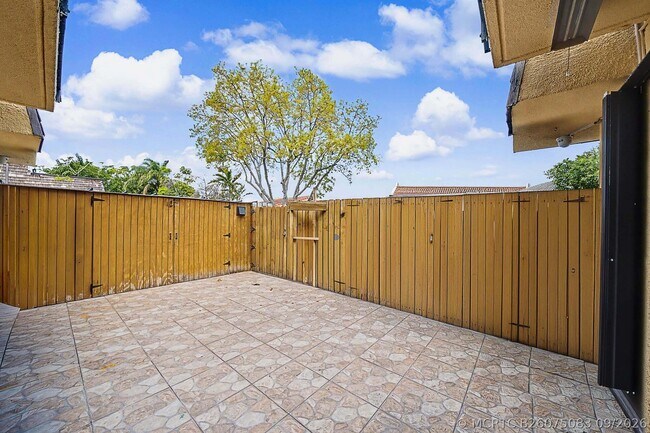 Building Photo - 149 Lake Arbor Dr