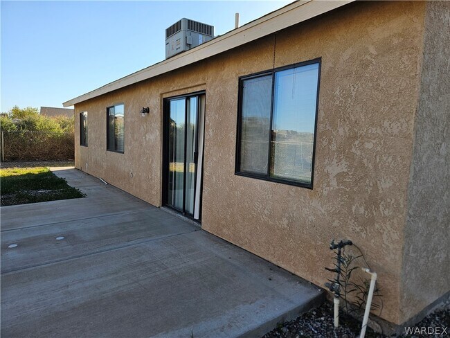 Building Photo - 9842 S Phoenix Dr
