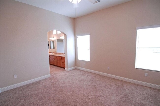 Building Photo - 702 Jasmine Parke Dr