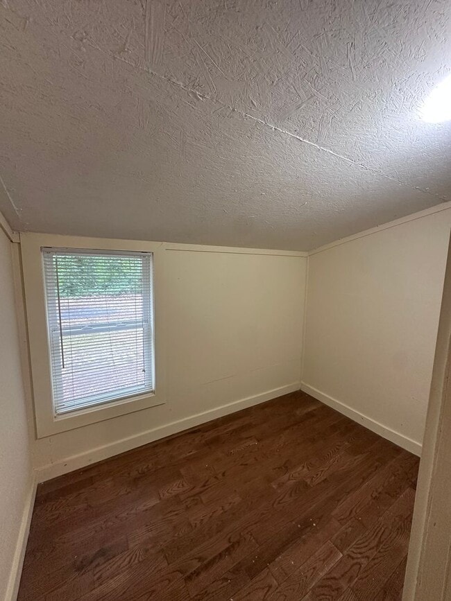 Building Photo - Private ranch with spacious yard! Can accommodate 5 bedrooms!