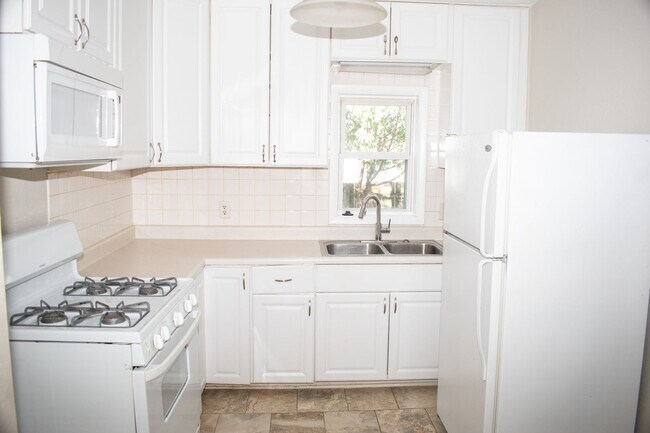 Building Photo - Cozy 1 Bedroom with 2 stall garage