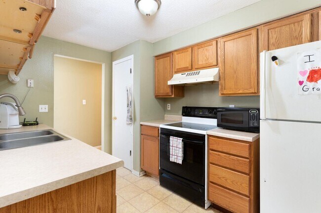Building Photo - 2501 Grandview Cir