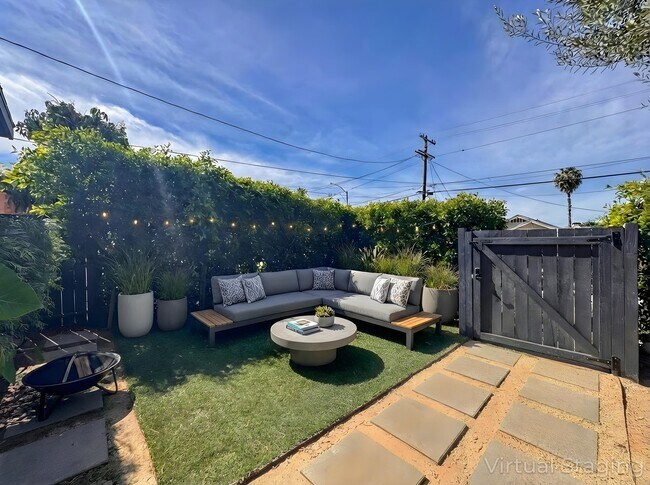 Building Photo - 958 Camulos St