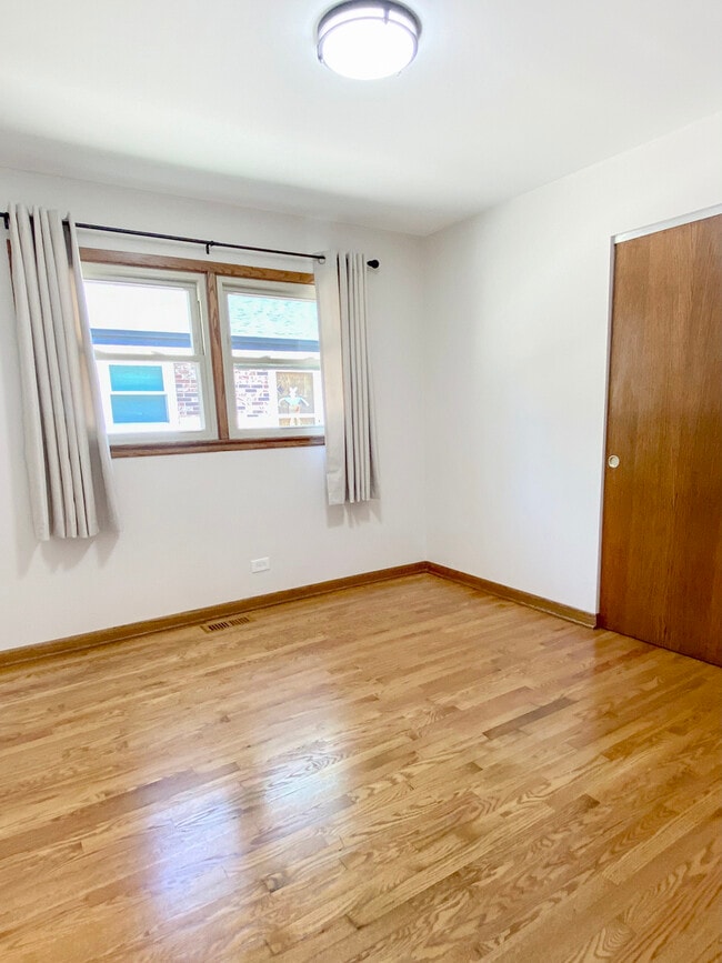 Building Photo - 2242 Eastview Dr