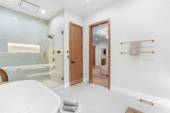 Building Photo - 1736 Cox Rd