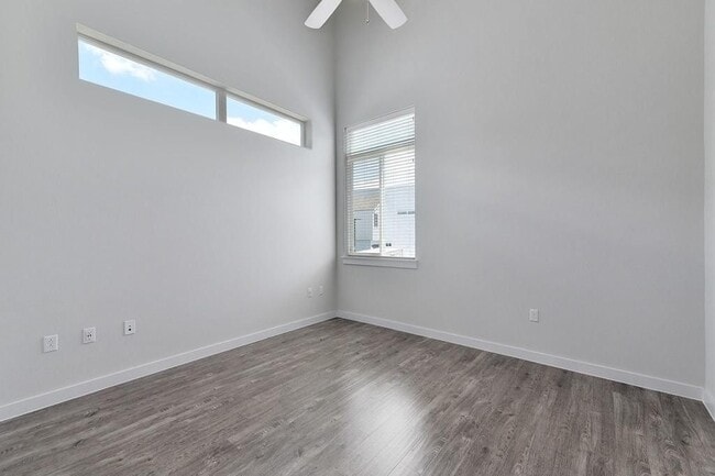 Building Photo - 801 N Bluff Dr