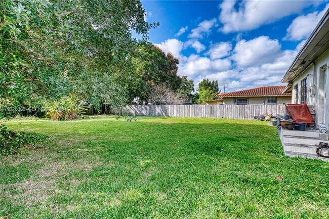 Building Photo - 6550 SW 27th St