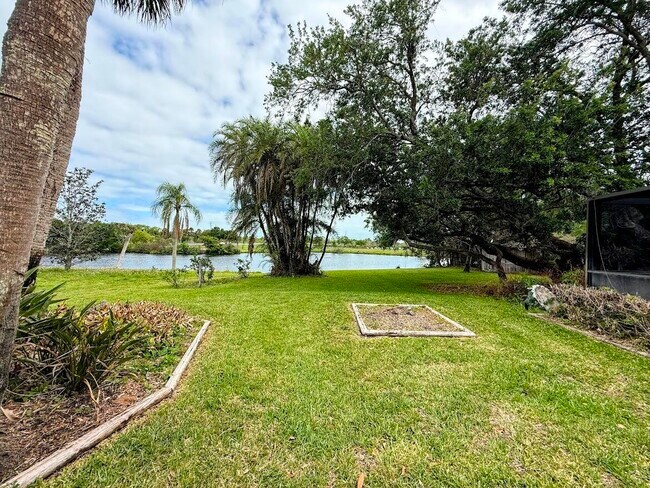 Building Photo - 465 SE Naranja Ave