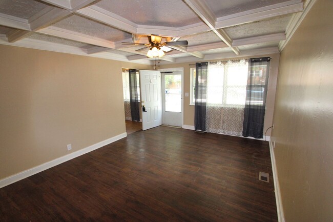 Building Photo - Charming 3 Bed 1 Bath Ranch