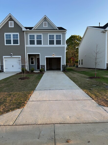 Primary Photo - 278 Paramount Dr