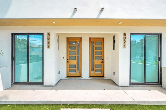 Building Photo - 5026 Cahuenga Blvd