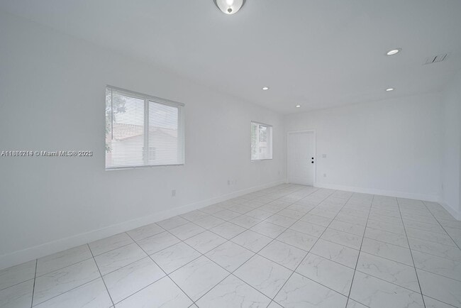 Building Photo - 14750 NE 7th Ave