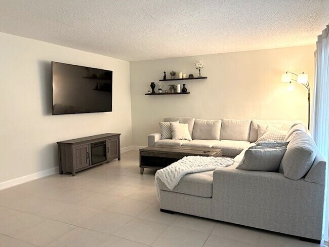 Building Photo - Adorable 2 Bedroom Townhome in Port Orange!