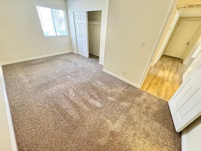 Building Photo - Stylish condo with new upgrades, tennis courts, and pool access