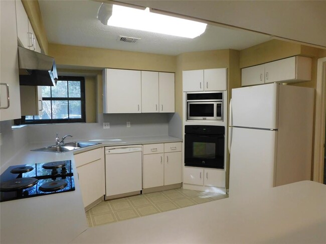 Building Photo - 2711 River Birch Dr