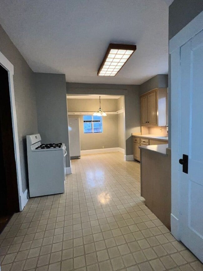 Building Photo - Very spacious 3 bedroom home for rent - Ca...