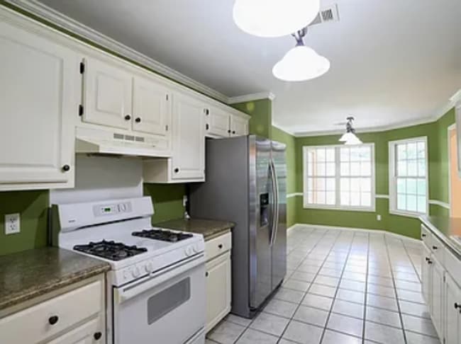 Building Photo - 3 Bed/2 Bath