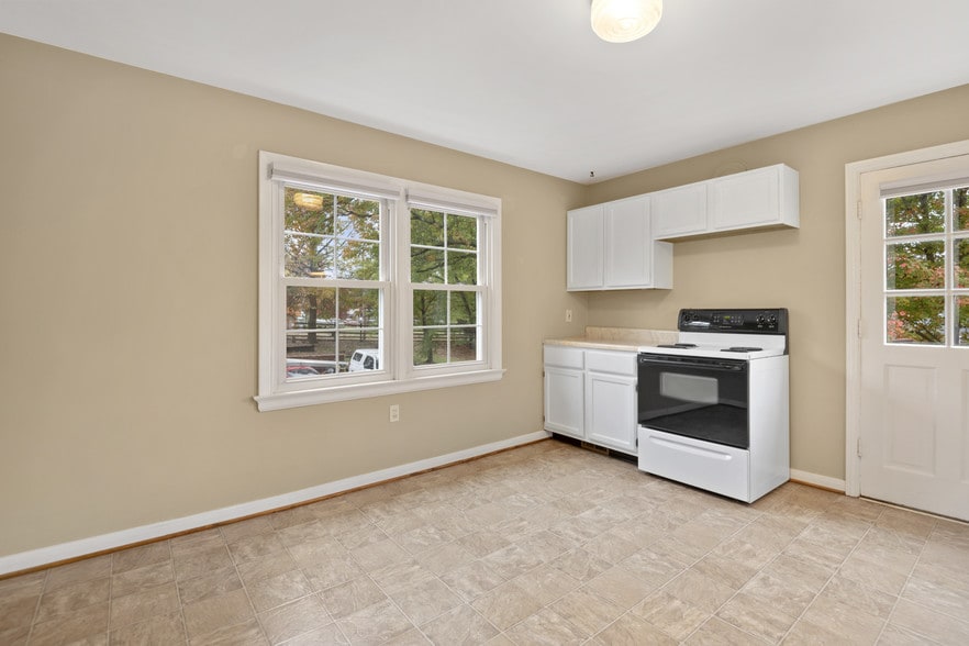 Eat in Kitchen - 755 Weidman Rd
