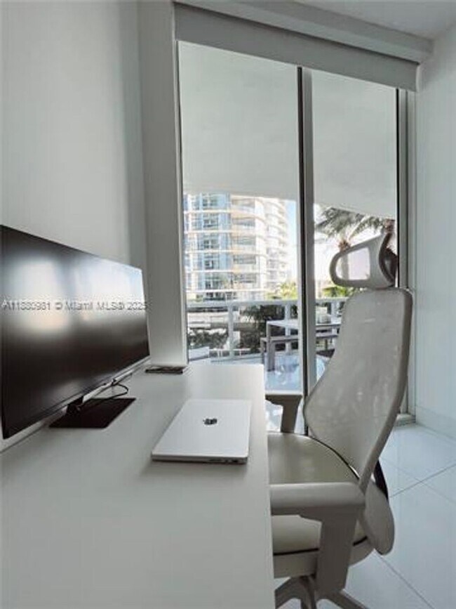 Building Photo - 15811 Collins Ave