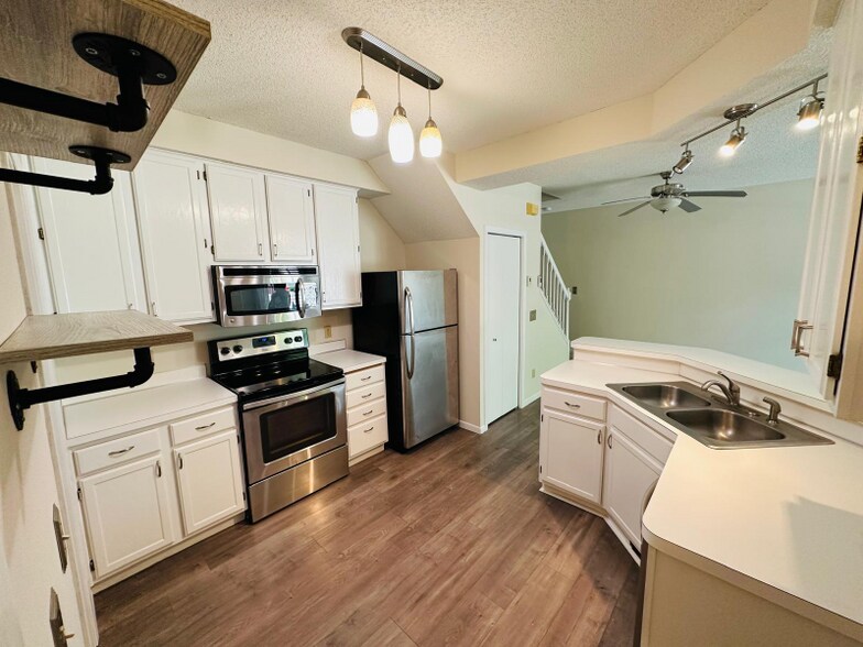 Building Photo - 15313 Greenhaven Ln