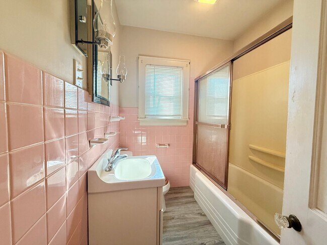 Building Photo - 2 Bedroom, 1 Bath Home  & Garage Available in Peoria IL!