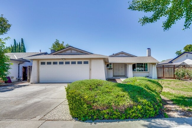 Building Photo - Spacious 3 Bedroom 2 Bath Home with 2 Car Garage and Central Air Conditioning
