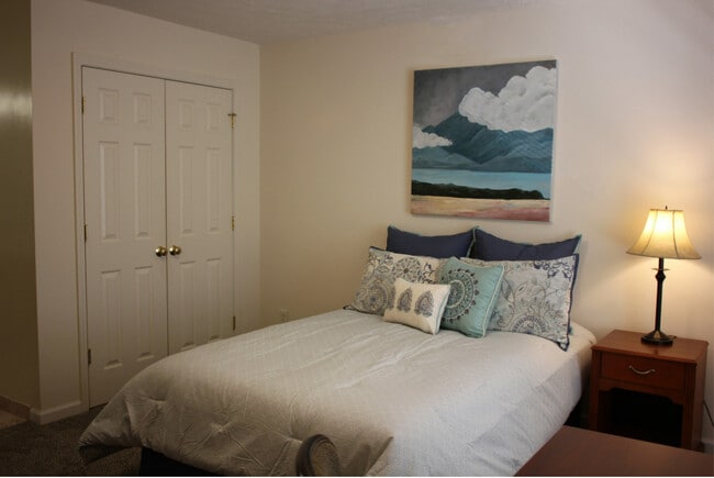 Building Photo - University Pointe Apartments - Utilities Incl