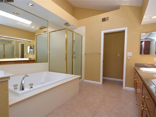Building Photo - 655 Sun Tree Ct