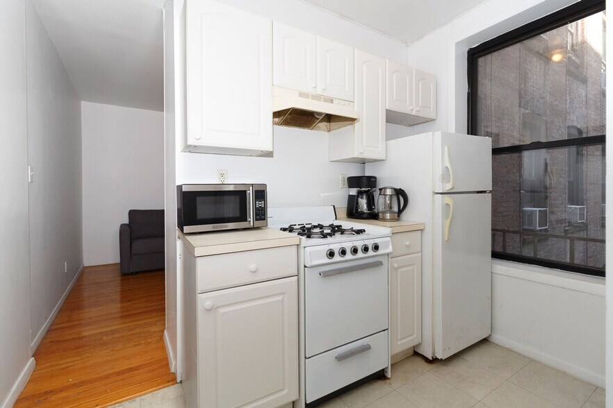 Building Photo - 329 E 94th St