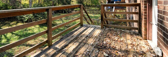 Building Photo - On Special: Two Bedroom Duplex in Hermitage!