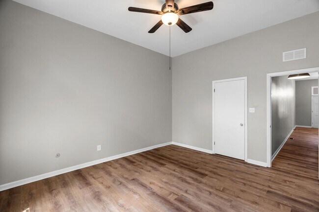 Building Photo - Fully Renovated 2BR in Historic Soulard | In-Unit Laundry | Off-Street Parking