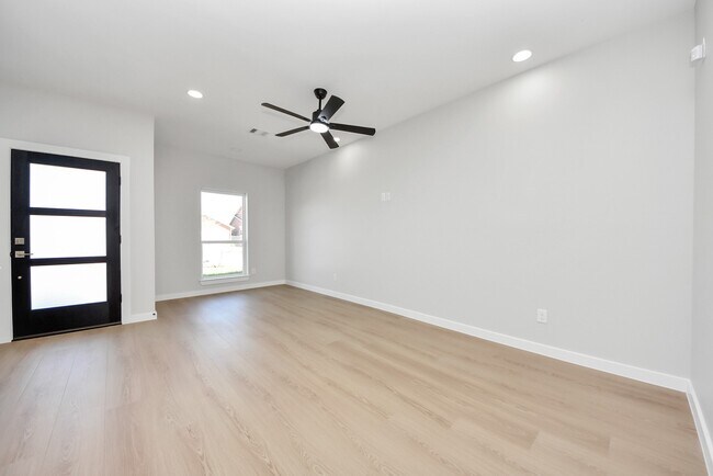 Building Photo - 9824 Nedwald St