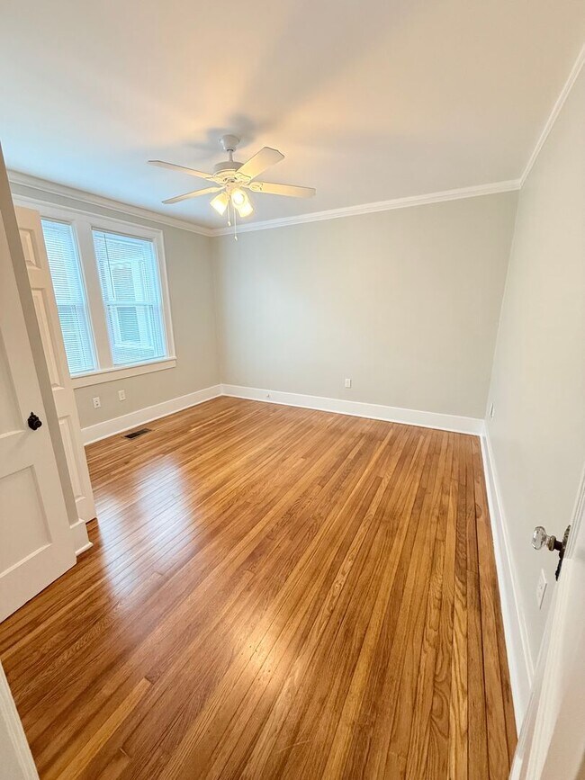 Building Photo - Spacious 2BR/1BA downstairs apartment in 2...
