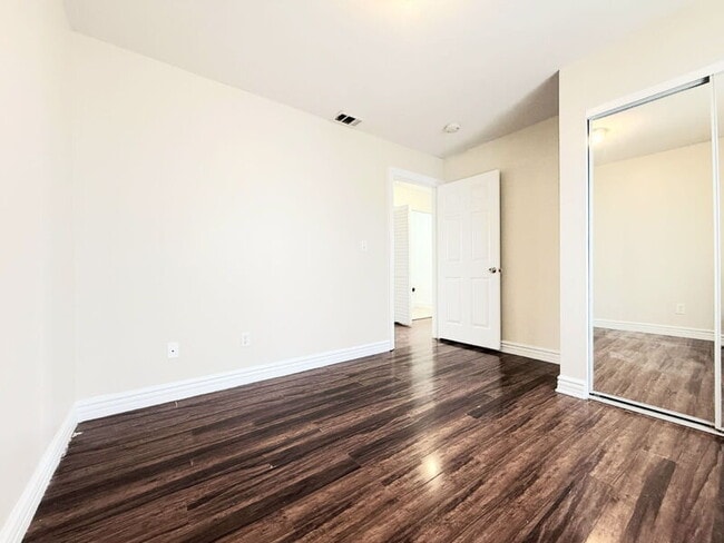 Building Photo - 844 W 54th St