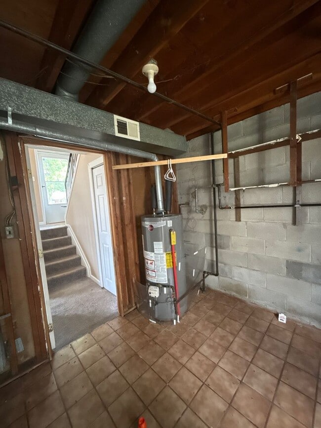 Building Photo - 4 Bedroom home in Clinton Township