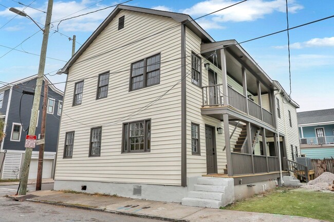 Building Photo - Fully renovated home in Charleston!