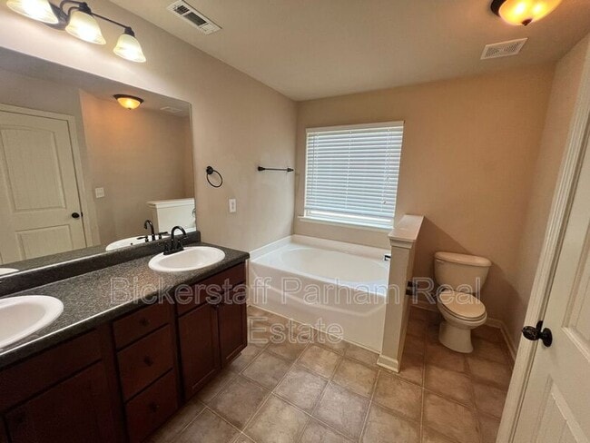 Building Photo - 15 Churchhill Dr