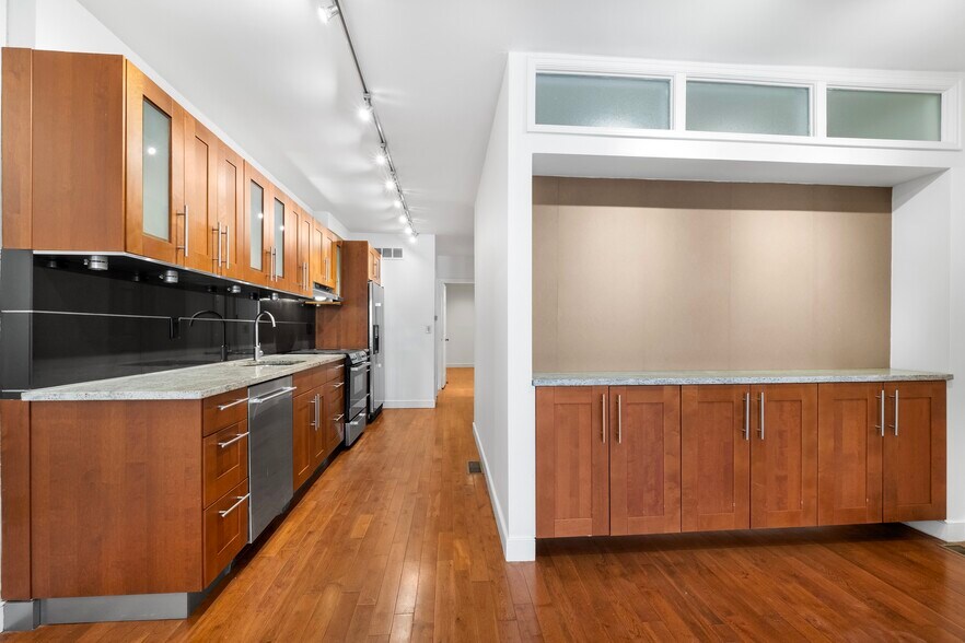 Building Photo - 532 S 15th St