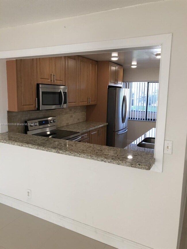 Building Photo - 151 Lakeview Dr