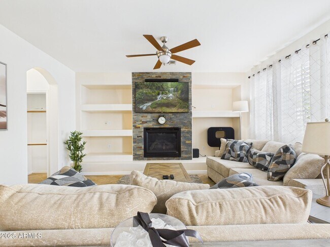 Building Photo - 2326 W Sleepy Ranch Rd