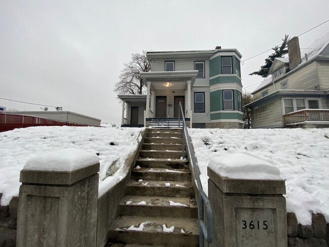 Building Photo - CENTRALLY LOCATED 6 BEDROOM 2 BATH OVER 2200 SQ FT!