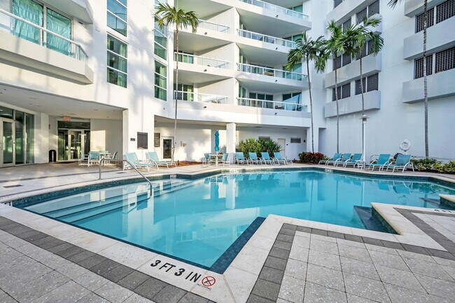 Building Photo - 401 SW 4th Ave