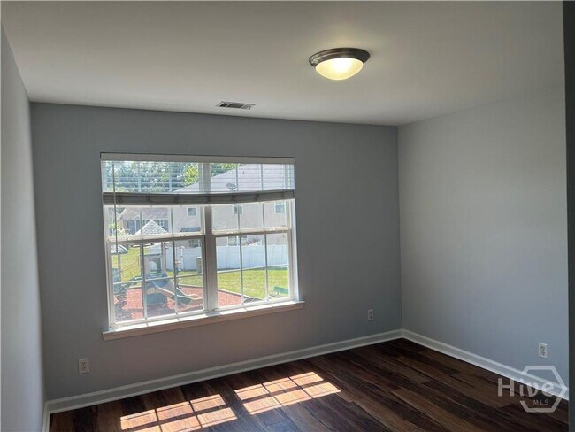 Building Photo - 4 bed, 2.5 bath townhouse